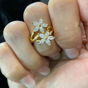 Gorgeous gold ring with two crystal flowers size 7